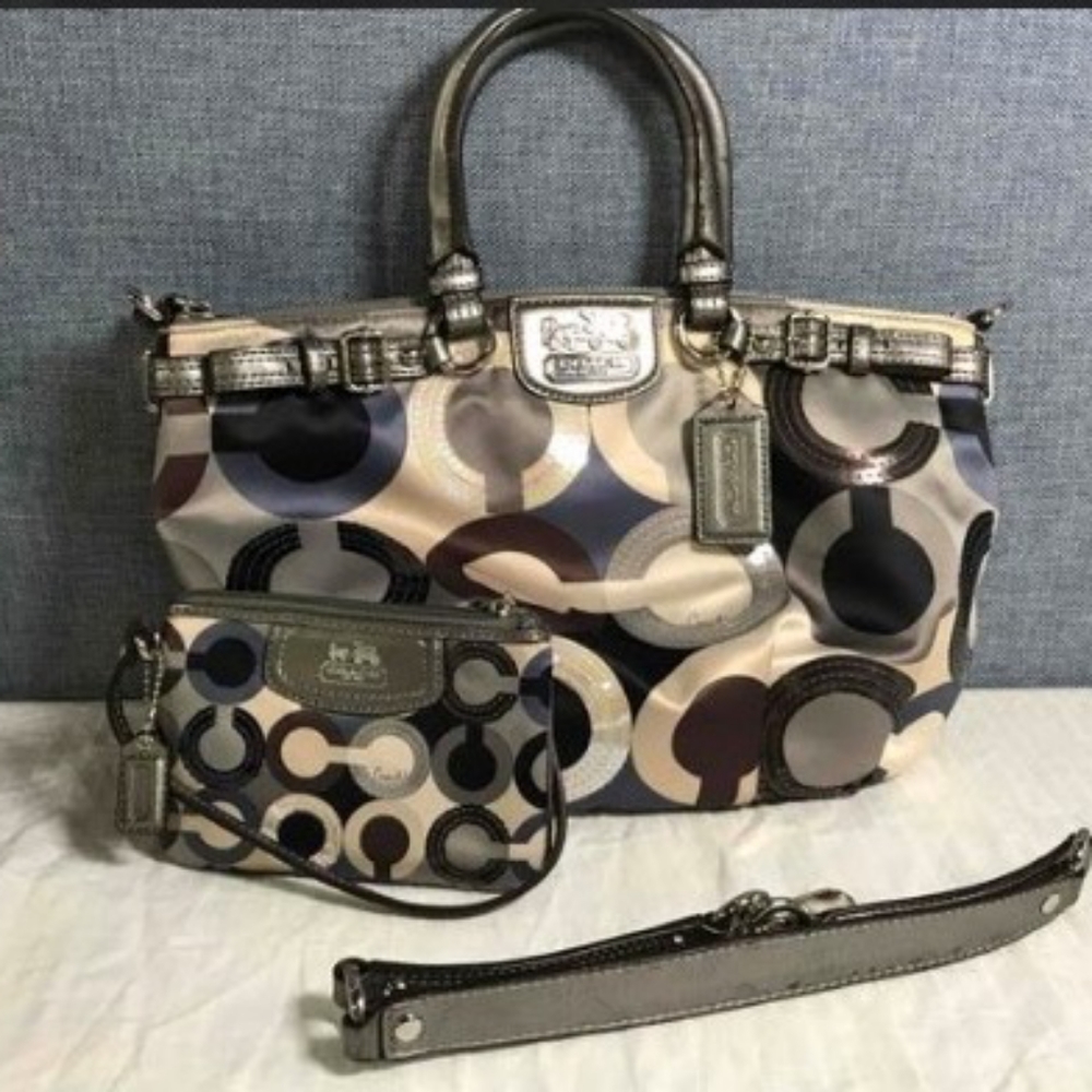Coach shoulder bag and matching wristlet like new